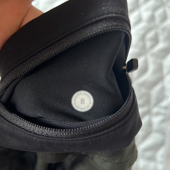 Lululemon Speed Up Lined 2.5 - Sz 8 - Picture 3 of 3